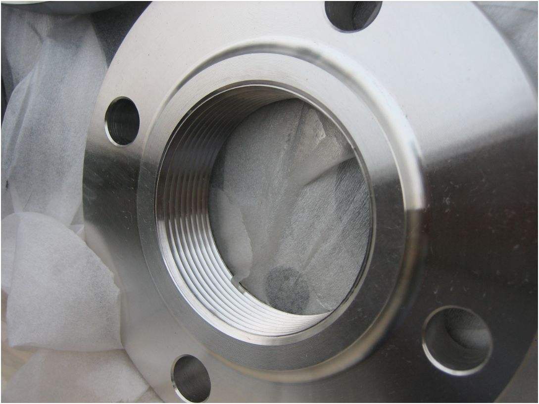 Threaded flanges consisting of a flange, a threaded part and a sealing surface of excellent quality